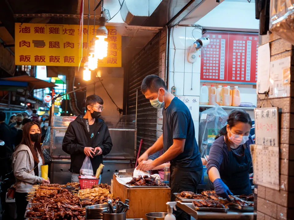 ร้านอาหารยามค่ำคืนที่จัดเตรียมอย่างใส่ใจ