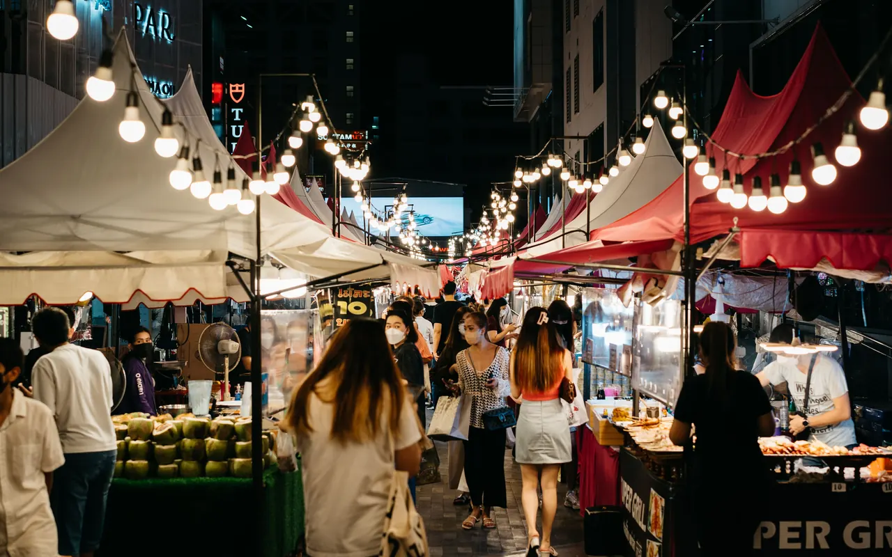 แสงไฟอบอุ่นเหนือบรรยากาศตลาดยามค่ำคืน