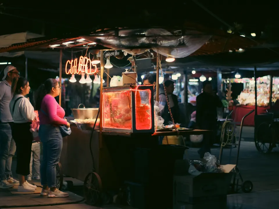 ร้านค้าที่ยินดีต้อนรับในตลาดยามค่ำคืน